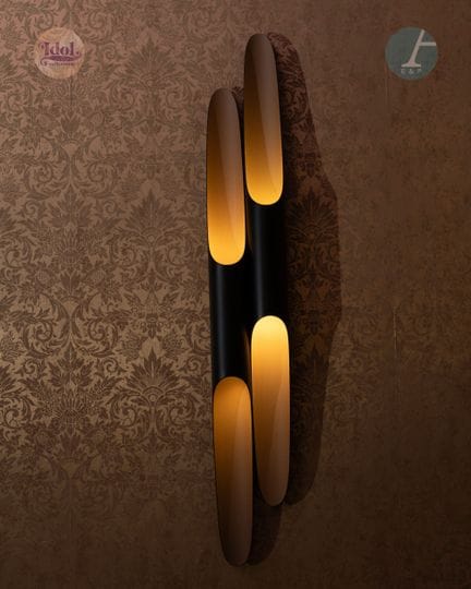Wandleuchte aus schwarz lackiertem Aluminium mit l