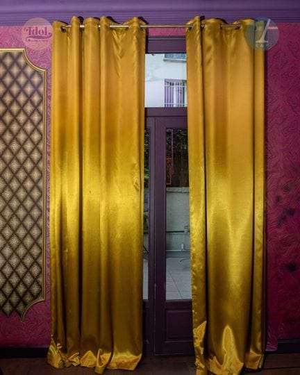 Paire de rideaux
Satin couleur olive
H : 300cm - L