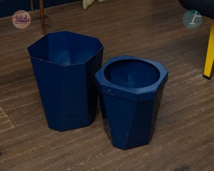Juego de dos papeleras
Metal lacado en azul
Altura