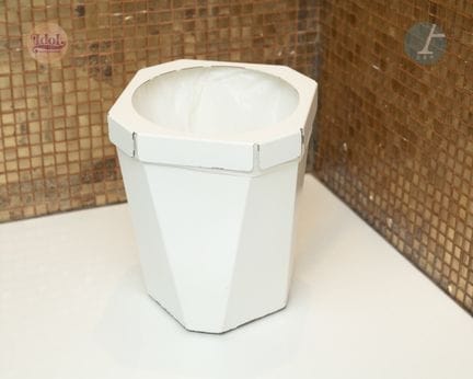 Papierkorb
Weiß lackiertes Metall
H: 26 cm
(Gebrau