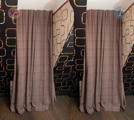 Deux paires de rideaux 
Tissu écossais marron et m
