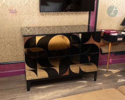 Kommode mit zwei Türen
Furnierholz und vergoldete 
