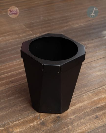 Papelera
Metal lacado en negro
Altura: 26 cm
(Esta