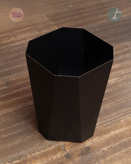 Papelera
Metal lacado en negro
Altura: 29 cm
(Esta