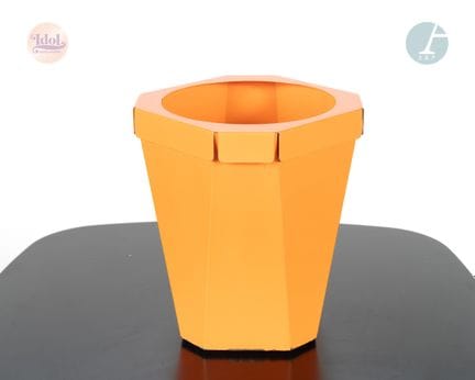 Papelera pequeña
Metal lacado en naranja
Altura: 2