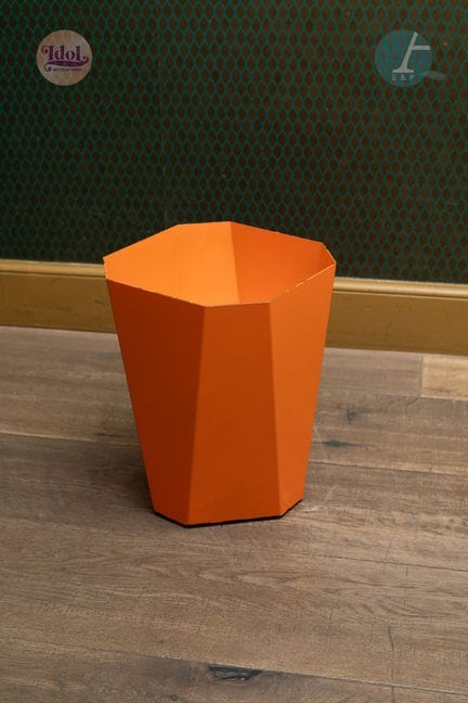 Papelera
Metal lacado en naranja
Altura: 29 cm
(Es