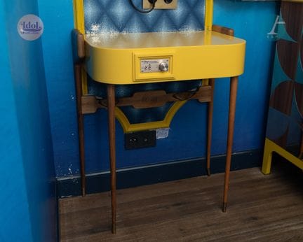 Konsolentisch
Gestell aus Holz, Tischplatte aus La