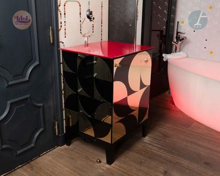 Meuble bas ouvrant par une porte
en bois laqué noi