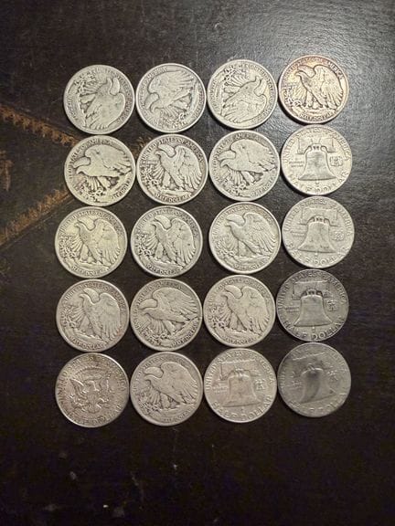 20 verschiedene US-Dollar-Silbermünzen
- 1 Half US