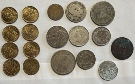 18 pièces en argent et métal. 
(prix indicatif et 