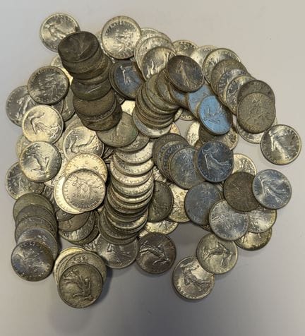 Sammlung von 1-Franc-Silbermünzen, überwiegend aus