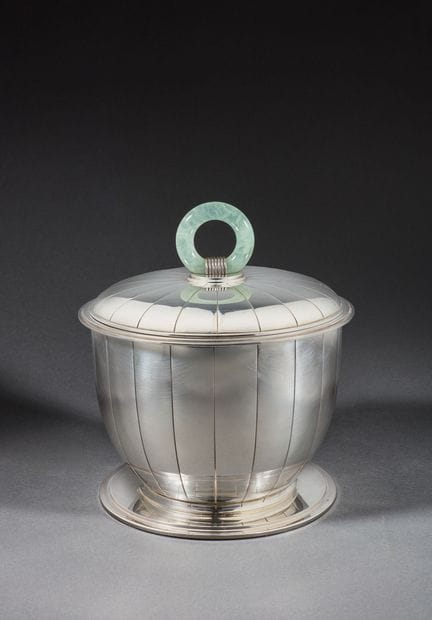 让-埃利泽·普伊福卡（Jean-Élisée PUIFORCAT，1897-1945）
银制带盖壶，