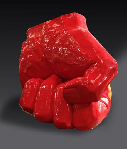 Liu Bolin (né en 1973)
POING SERRE (Catch), 2009
f