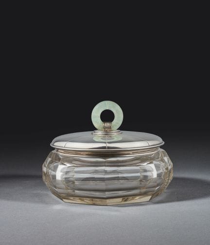 让-埃利泽·普伊福卡（1897-1945）
带盖花瓶，底座为白色水晶制成，呈圆形，采用斜切面切割工艺