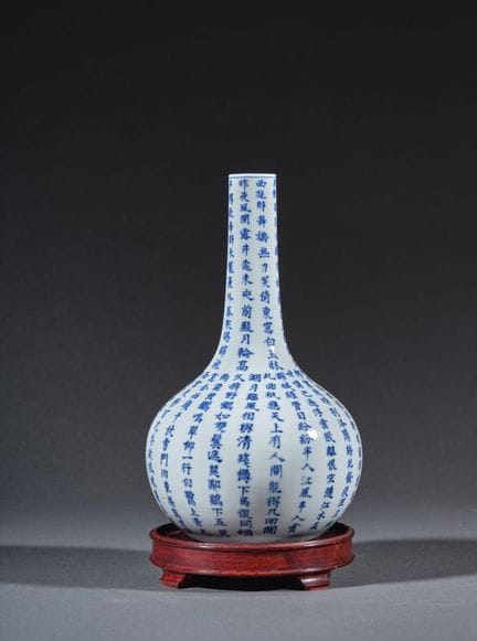 CHINA – 19. Jahrhundert. 
Flaschenvase aus blau-we