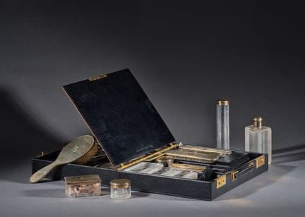 杜邦
黑色皮质盥洗包，内含镀金银盥洗用具
Y.R. 字母组合标识
1 面镜子
5 把刷子
4 个水晶