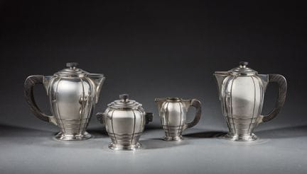 奥利耶与卡隆金匠
一套茶具和咖啡具，包括两个茶壶、一个糖罐和一个银制茶壶，表面略带肋纹，把手和握柄采