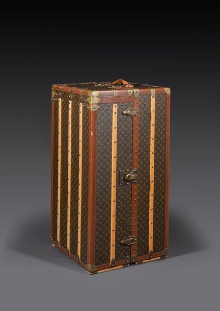 No. 25. LOUIS VUITTON, 941845 Avenue Marceau.
Mono