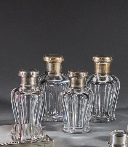 BACCARAT 与 TETARD FRERES
银质与水晶盥洗套装。
- 两对 PB 系列凹槽瓶：
