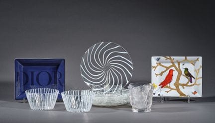 Lalique
Vase mit Blattmotiv 
Signiert 
H: ca. 9,5 