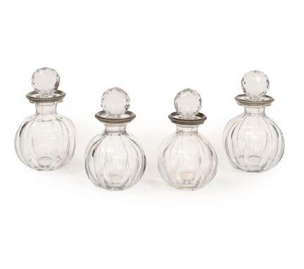 巴卡拉（BACCARAT）与克里斯托弗（CHRISTOFLE）
一对精美的水晶与银质大瓶，瓶身呈肋状