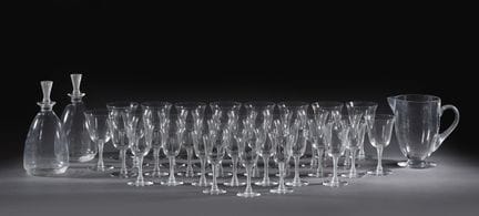 LALIQUE - BARSAC 系列
一套带盖玻璃酒壶（高：24.5 厘米）和一个倒酒壶（高：18