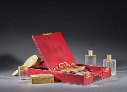 卡地亚 - 1931
红色皮质旅行箱，内含镀金银盒、配件及香水瓶：
3个水晶与镀金银材质的长方形香水