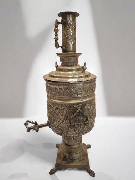 Samovar en métal argenté à décor de fleurs, modern