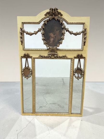 Trumeau en bois et stuc laqué et doré à décor de g