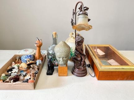 Sujets chats et petits bibelots, vitrine, lampe en