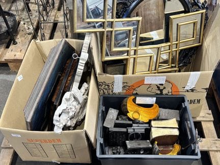 Palette comprenant trois paires de serre-livres, q