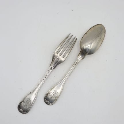 Couvert en argent modèle filet et chiffré "AP"
Epo