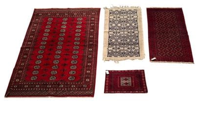 Lot de quatre tapis:
Tapis Boukhara en laine. 174 