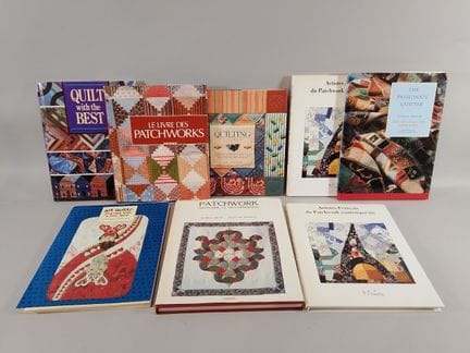 Suite de huit livres brochés sur l'art quilt et le