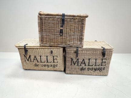 Trois malles en osier. Modernes.
H : 50 cm. env. 
