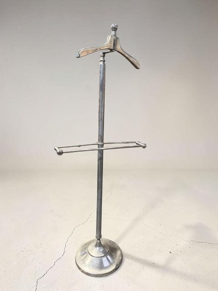 Valet porte-serviette en métal. Moderne.
H : 142 c