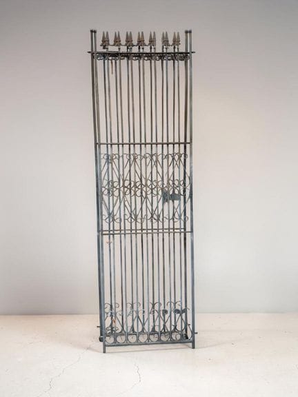 Paire de grilles de jardin en métal terminée par d