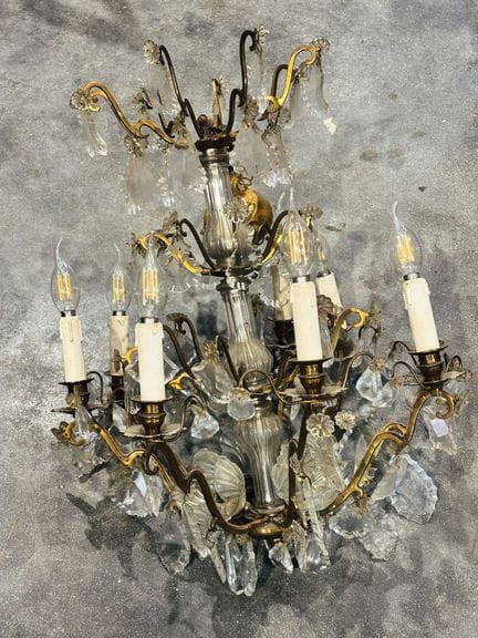 Lustre à huit bras de lumières et quatre tulipes, 
