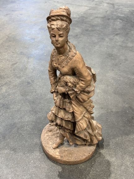 Elégante au petit chien.
Terre cuite d'édition mon
