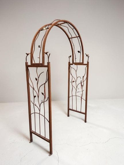Arche de jardin en métal rouillé. 
225 x 132 x 55 