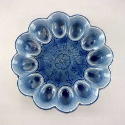 Plat à œufs en céramique bleu à décor floral styli