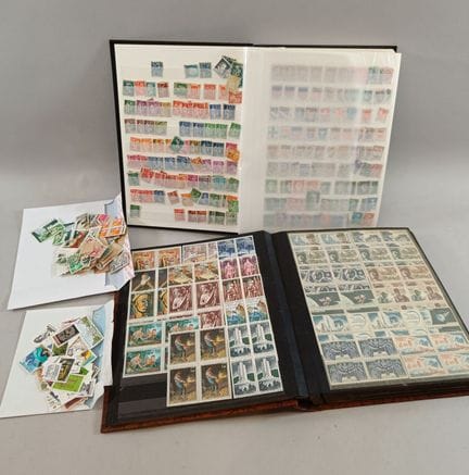 Ensemble de deux classeurs de timbres postaux fran