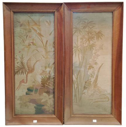 Paire de canevas aux oiseaux, encadrés sous verre,