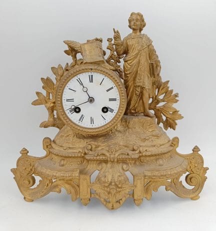 Pendule en régule et métal doré 
Le cadran borne n