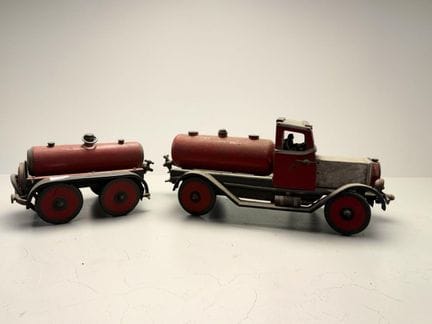 Camion citerne et sa remorque.
Travail d'amateur m