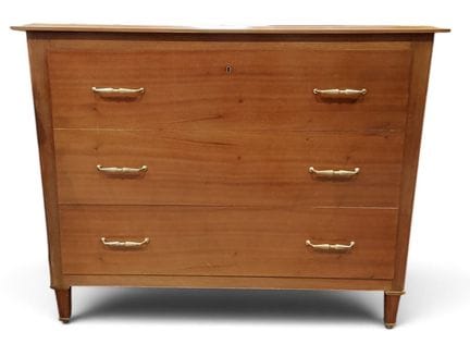 Commode en bois ouvrant à trois tiroirs sur trois 