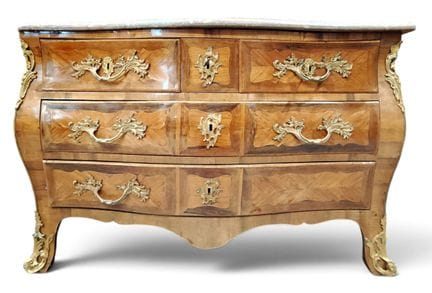 Commode galbée en bois de placage ouvrant à cinq t