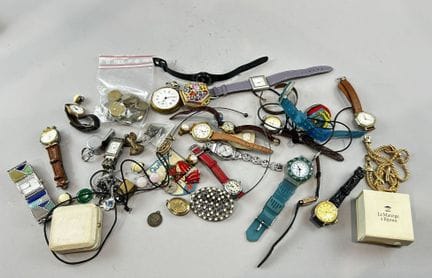 Lot comprenant un ensemble de montres et bijoux fa