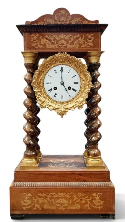 Pendule portique, soutenue par quatre colonnes tor