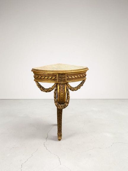 Petite console d'angle en bois et stuc doré reposa